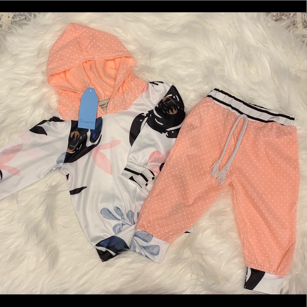 Hooded jogging outfit